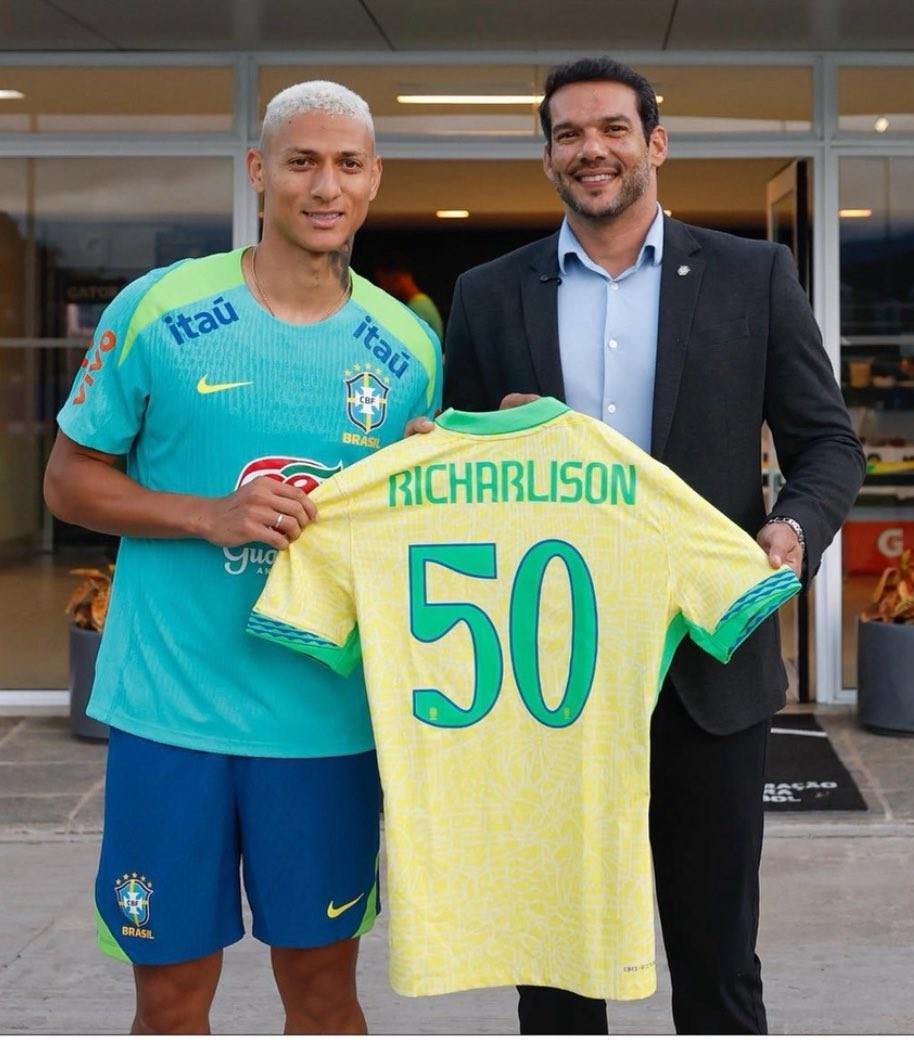 50场20球，里沙利松晒纪念球衣：还有更多故事等待着被书写